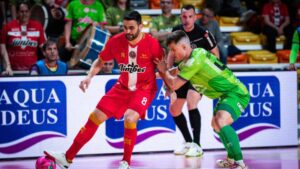 Jugadores de futsal compiten en un partido entre Illes Balears y Jimbee Cartagena