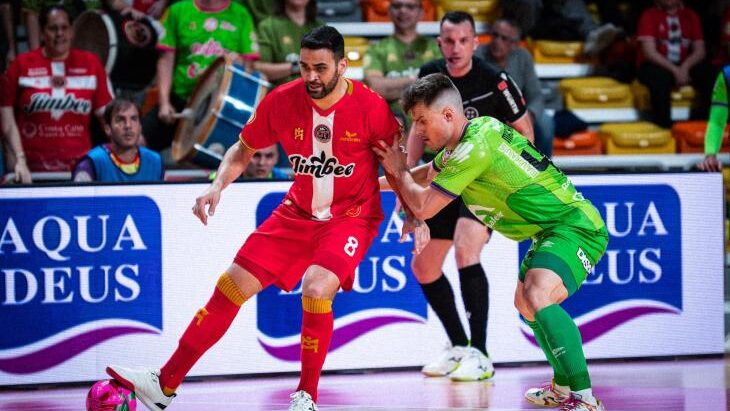 Jugadores de futsal compiten en un partido entre Illes Balears y Jimbee Cartagena