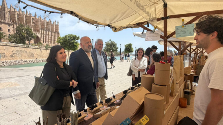 Inauguraci&oacute;n de la feria Be Palma en el Parc de la Mar con asistentes y productos locales.