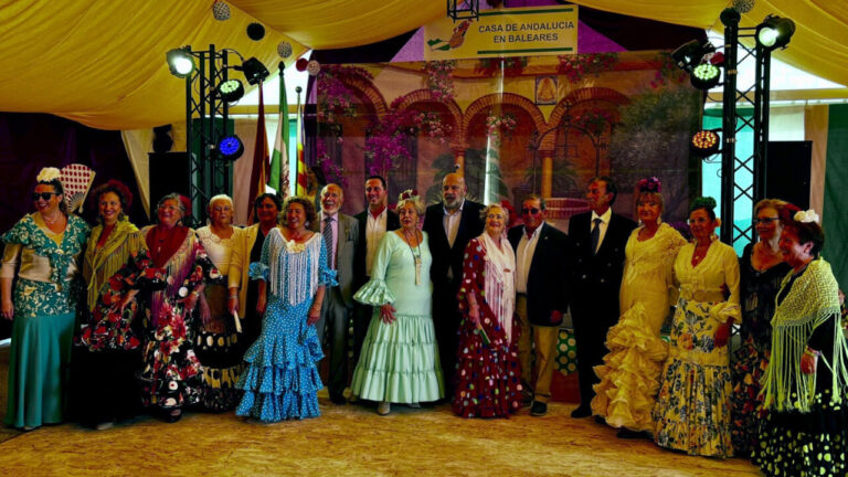 Autoridades en la inauguración de la Feria de Abril en Palma con trajes tradicionales.