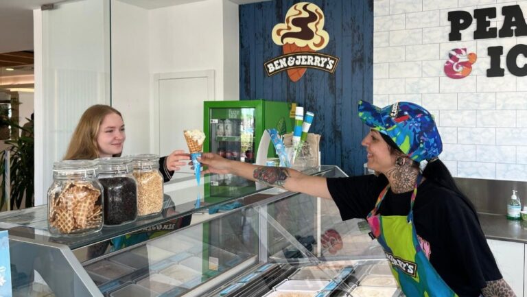 Empleada de helader&iacute;a Ben & Jerry's sirviendo helado a una cliente en Ibiza