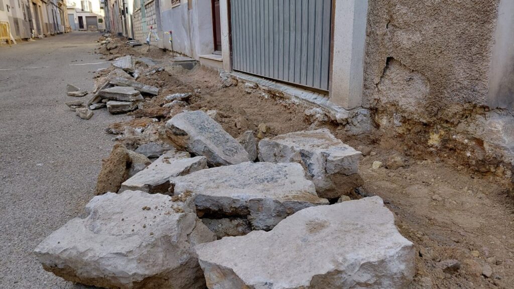 Piedras y escombros en una calle del casco antiguo de Inca
