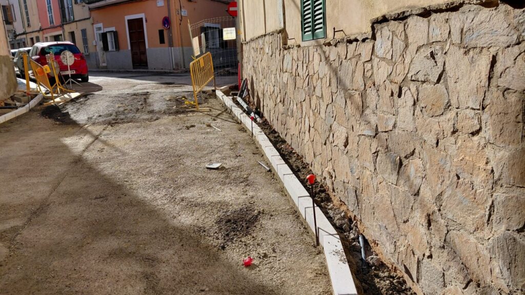 Vista de una calle en Inca con obras de renovaci&oacute;n del pavimento