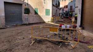 Obras en el casco antiguo de Inca con maquinaria y vallas de seguridad