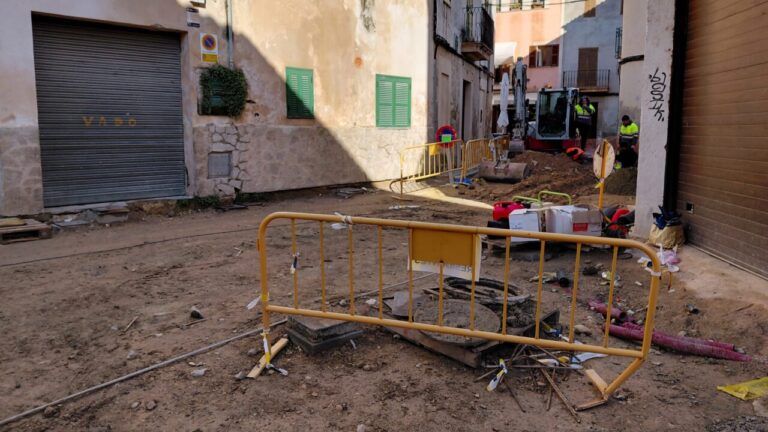 Obras en el casco antiguo de Inca con maquinaria y vallas de seguridad
