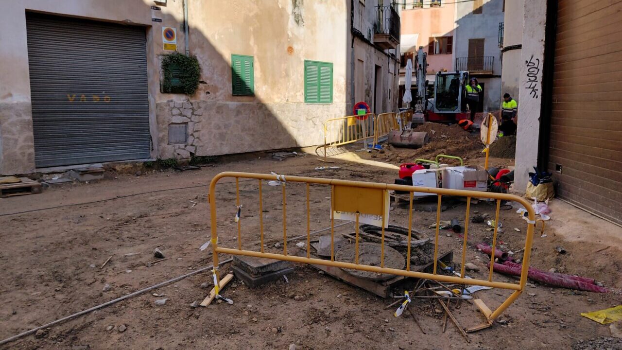 Obras en el casco antiguo de Inca con maquinaria y vallas de seguridad
