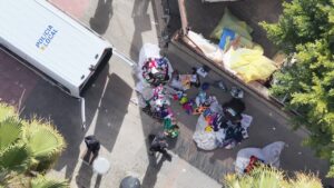 Intervención policial en Playa de Palma con productos incautados del top manta