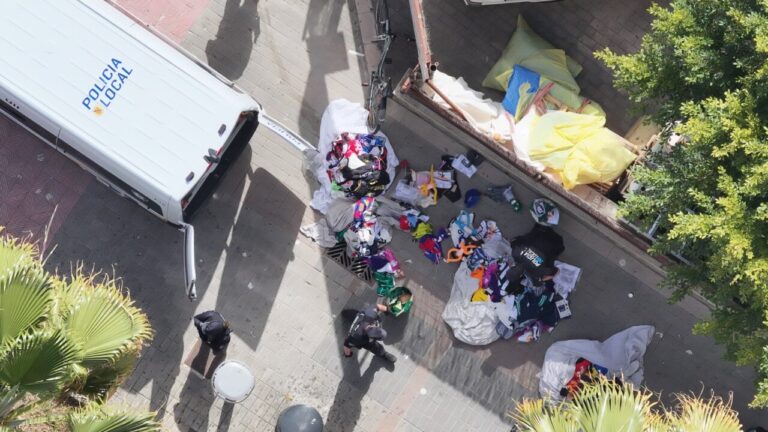 Intervenci&oacute;n policial en Playa de Palma con productos incautados del top manta