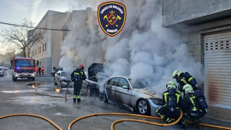 Un incendio calcina un coche y da&ntilde;a a otros tres en Manacor