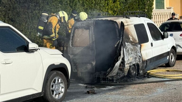 Bomberos extinguiendo un coche en llamas en Pla de na Tesa