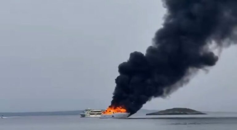Yate en llamas emitiendo humo negro en el mar