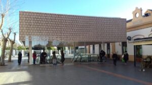 Vista exterior de la estaci&oacute;n Intermodal de Palma con personas y escaleras mec&aacute;nicas