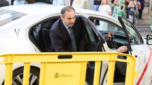 Jos&eacute; Luis &Aacute;balos saliendo de un taxi en un entorno judicial