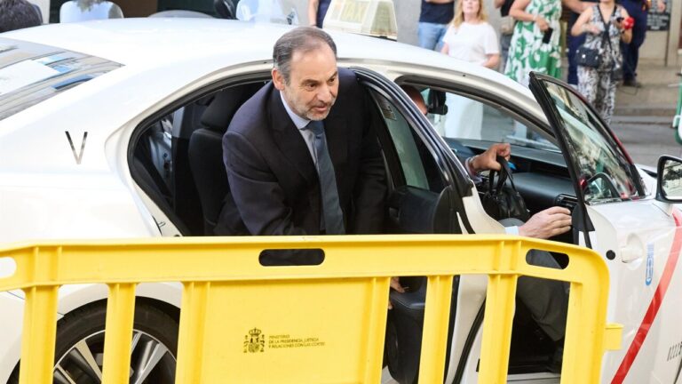 Jos&eacute; Luis &Aacute;balos saliendo de un taxi en un entorno judicial