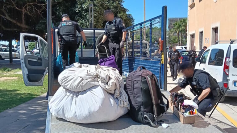 Agentes de polic&iacute;a local interviniendo un cami&oacute;n con material de venta ambulante.