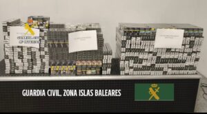 Pillados en el aeropuerto de Palma con 2.740 cajetillas de tabaco en sus maletas