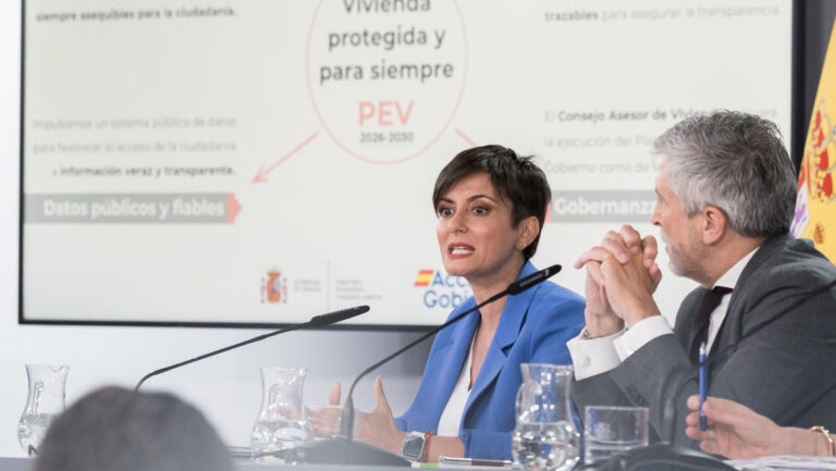 Isabel Rodr&iacute;guez presentando el Plan de Vivienda en rueda de prensa