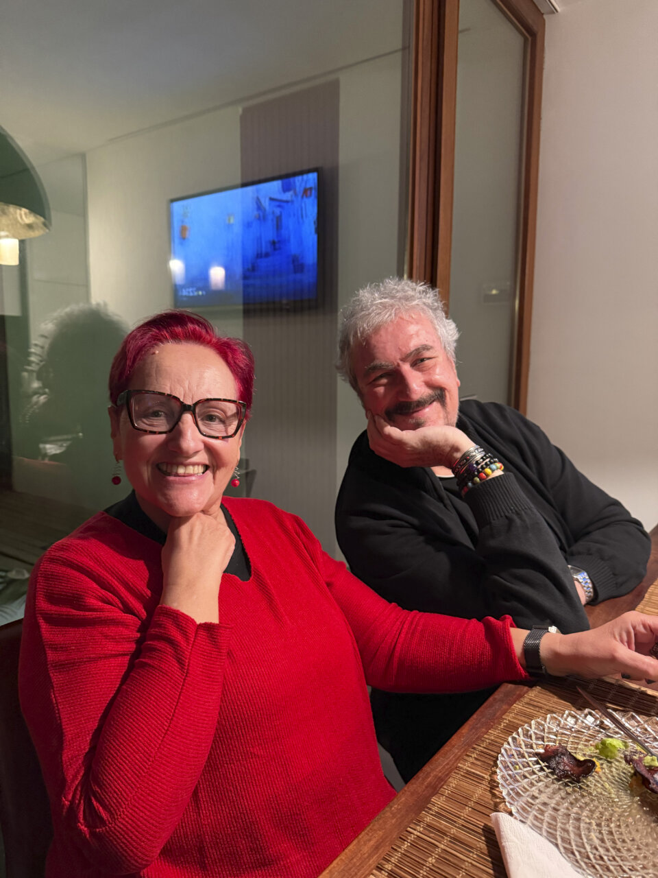 Isabel y Jaime sonriendo durante una cena en casa.