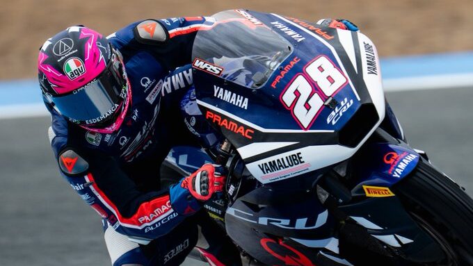 Izan Guevara compitiendo en Moto2 en el circuito de Jerez