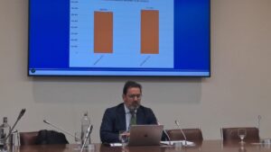 Las aerol&iacute;neas garantizan el combustible para el verano y se desmarcan del debate sobre Aena