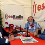 Javier Sanz y otros presentadores en una entrevista sobre el puerto de Palma