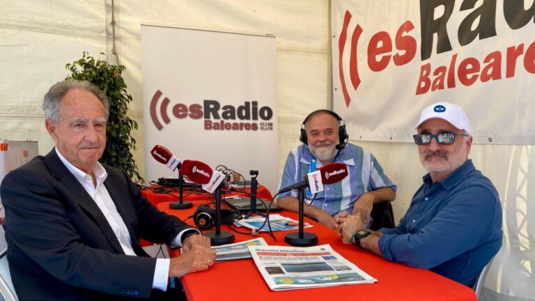 Javier Sanz y otros presentadores en una entrevista sobre el puerto de Palma