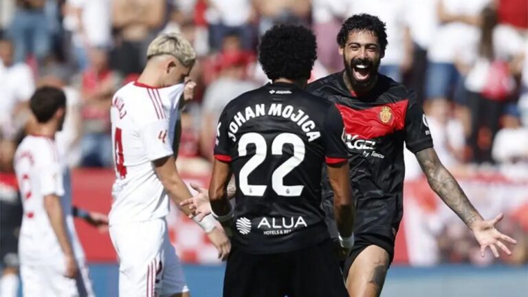 Johan Mojica celebra un gol con sus compa&ntilde;eros del RCD Mallorca