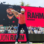 Jon Rahm en el LIV Golf con un gran fondo de p&uacute;blico y su imagen en pantalla