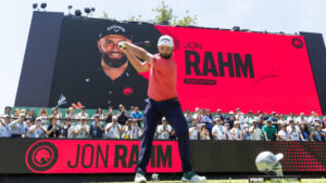 Jon Rahm en el LIV Golf con un gran fondo de p&uacute;blico y su imagen en pantalla