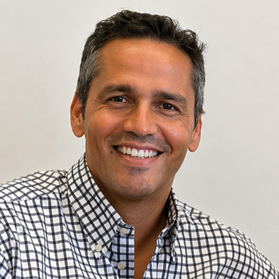 Retrato de Jos&eacute; Manuel Torres sonriendo con camisa a cuadros