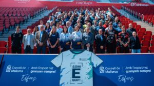 Presentaci&oacute;n del programa Jugam amb l'elit en un estadio con deportistas y autoridades