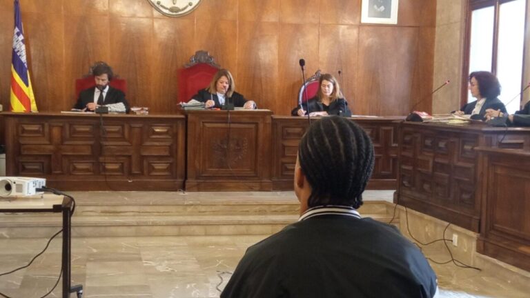 Vista del juicio por intento de homicidio en Palma con jueces y acusado