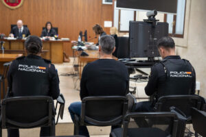 Vista del juicio de Salvador Llin&aacute;s por estafa de Autoclick con polic&iacute;as presentes.