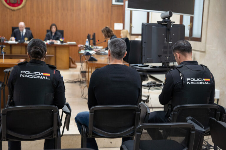 Vista del juicio de Salvador Llin&aacute;s por estafa de Autoclick con polic&iacute;as presentes.