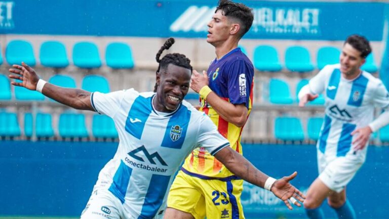 Jugador celebrando un gol en el derbi entre ATB y Andratx