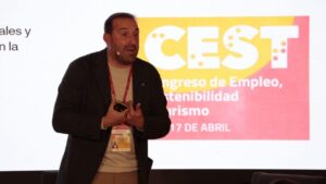 Ponente discutiendo sobre la IA en el sector tur&iacute;stico