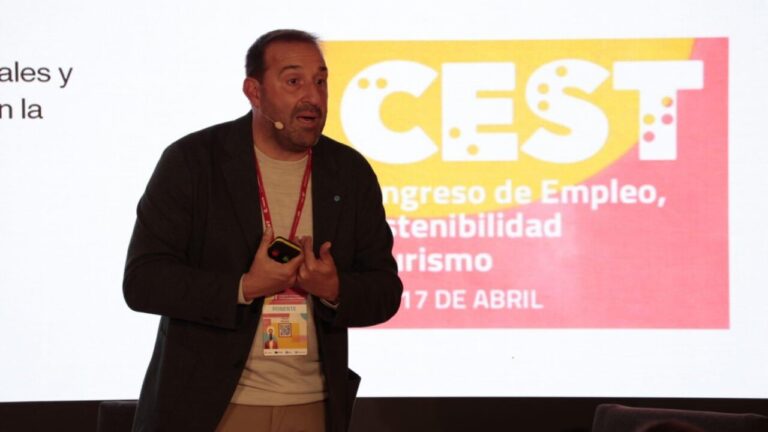 Ponente discutiendo sobre la IA en el sector tur&iacute;stico