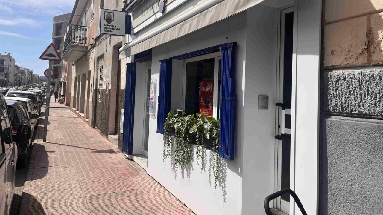 Administraci&oacute;n de Loter&iacute;a en Manacor con plantas decorativas