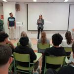 Lourdes Roca hablando a estudiantes en el IES Ses Estacions sobre diversidad