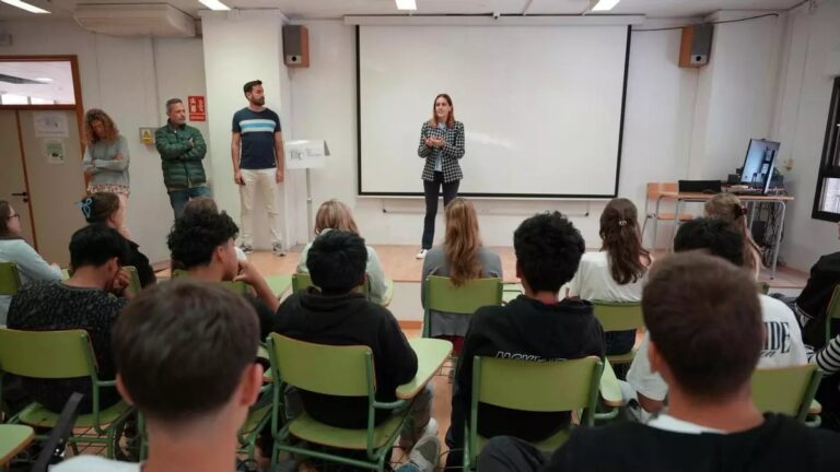 Lourdes Roca hablando a estudiantes en el IES Ses Estacions sobre diversidad
