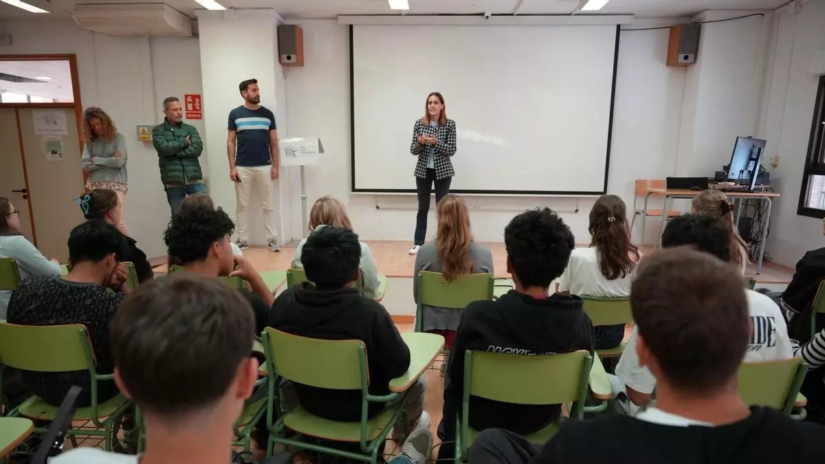 Lourdes Roca hablando a estudiantes en el IES Ses Estacions sobre diversidad