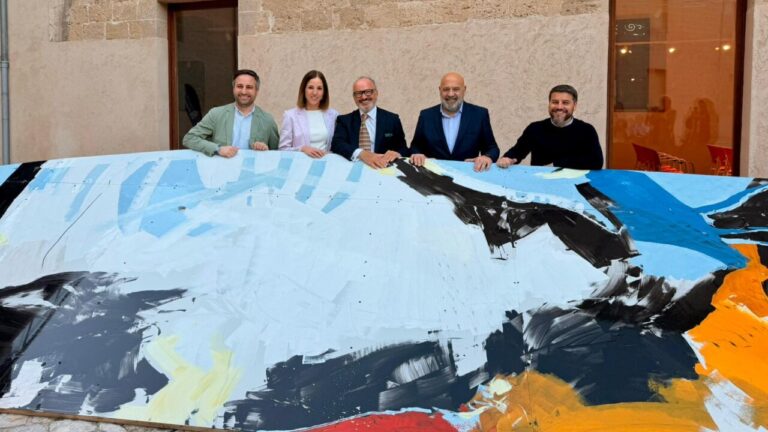 Luca Monzani y autoridades presentando la obra H&Eacute;ROES del Settebello