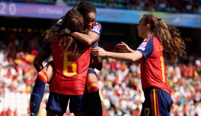 Jugadoras de la selecci&oacute;n espa&ntilde;ola celebrando un gol en un partido contra Ucrania