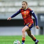 Lucía Corrales jugando al fútbol con la selección española en 2026