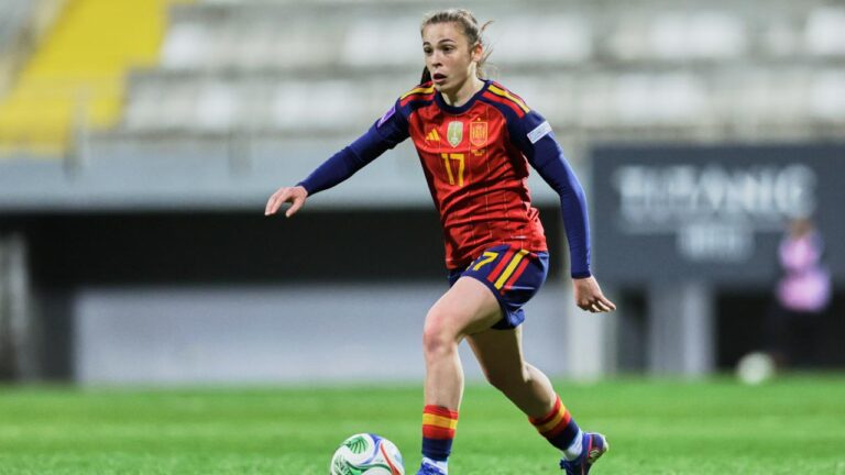 Lucía Corrales jugando al fútbol con la selección española en 2026