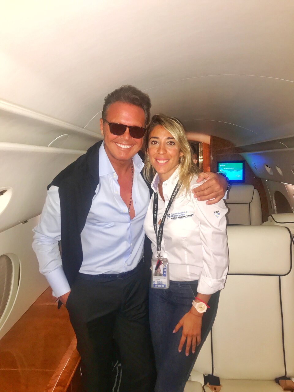 Luis Miguel posando con Natalia Aguilar en un avi&oacute;n privado.