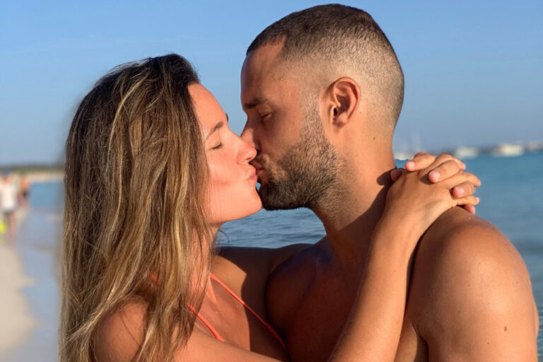 Malena Costa y Mario Suárez compartiendo un beso en la playa