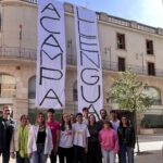 Grupo de jóvenes en Manacor con pancartas del Acampallengua