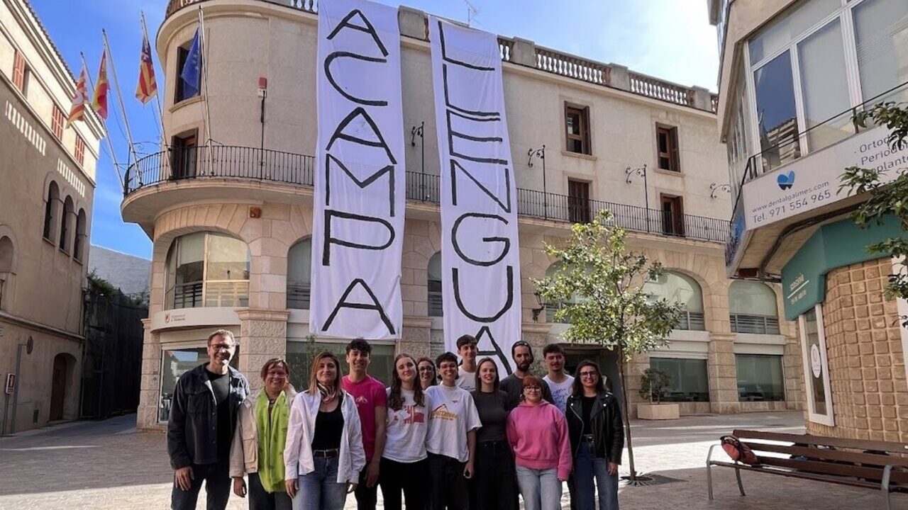Grupo de j&oacute;venes en Manacor con pancartas del Acampallengua
