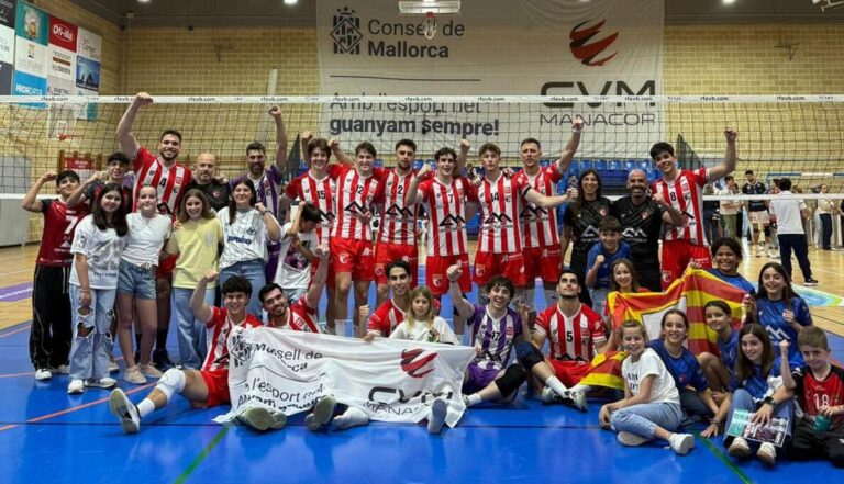 Jugadores y aficionados del Manacor celebrando su pase a semifinales de voleibol